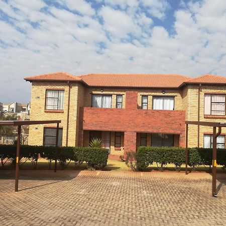 Clivia Crescent Apartamento Krugersdorp Exterior foto